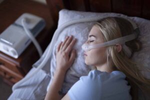 woman-sleeping-with-cpap-machine